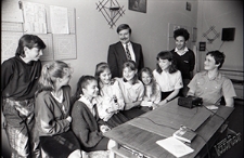 W szkole podstawowej w Lublinie - uczniowie z mikrofonem i magnetofonem