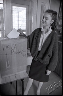 W szkole podstawowej w Lublinie - uczennica oddająca głos w ramach listy przebojów '89
