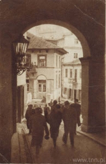 Lublin. Przechodnie w Bramie Grodzkiej