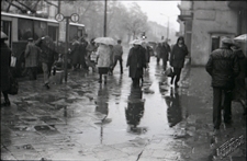 Krakowskie Przedmieście w Lublinie w deszczu, widoczny przystanek MPK