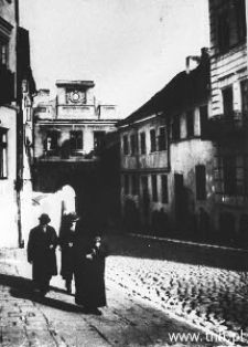 Przechodnie na ulicy Grodzkiej w Lublinie.