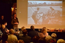 Piotr Lasota prezentujący stronę internetową projeku