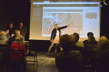 Małgorzata Michalska-Nakonieczna prezentuje na mapie cegielnię Sierakowszczyzna