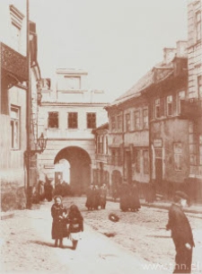 Lublin. Przechodnie na ulicy Grodzkiej na przeł. XIX i XX w.