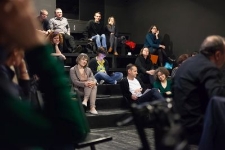 Publiczność podczas dyskusji po wystąpieniach w trakcie seminarium „Opowiedzieć”