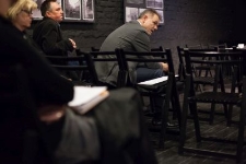 Publiczność podczas dyskusji po wystąpieniach w trakcie seminarium &bdquo;Opowiedzieć&rdquo;