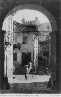 Widok z Bramy Grodzkiej w Lublinie na ulicę Zamkową