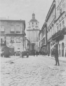 Lublin. Przechodnie i dorożki na Rynku i ulicy Bramowej