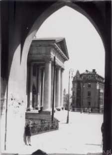 Lublin. Kolumnada Katedry widziana z przejścia Wieży Trynitarskiej