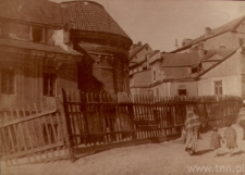 Lublin. Żyd&oacute;wki w chustach idące z dziećmi ulicą Podwale