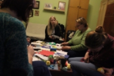 Warsztaty robienia świątecznych kartek w Mieszkaniu Kultury