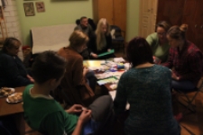 Warsztaty robienia świątecznych kartek w Mieszkaniu Kultury