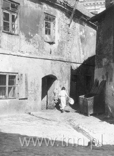 Podw&oacute;rko posesji przy ulicy Krawieckiej