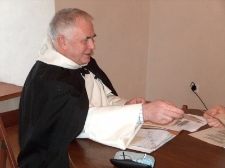 Ojciec Ludwik Wiśniewski podczas rozmowy z Tomaszem Czajkowskim
