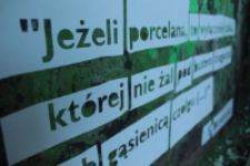 Inny Lublin. Montaż mozaiki pt. "Odnajdywanie"