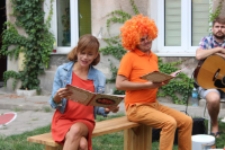 Spektakl "Skarpety i Papiloty" na podw&oacute;rku przy ul. Lubartowskiej 55 w ramach działania "Podw&oacute;rko Opowieści"