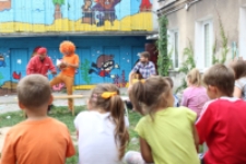 Spektakl "Skarpety i Papiloty" na podw&oacute;rku przy ul. Lubartowskiej 55 w ramach działania "Podw&oacute;rko Opowieści"