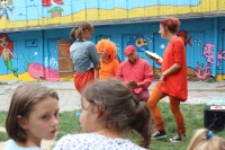 Spektakl "Skarpety i Papiloty" na podw&oacute;rku przy ul. Lubartowskiej 55 w ramach działania "Podw&oacute;rko Opowieści"