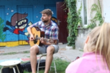 Spektakl "Skarpety i Papiloty" na podw&oacute;rku przy ul. Lubartowskiej 55 w ramach działania "Podw&oacute;rko Opowieści"