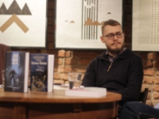 Krzysztof Pyter prowadzi spotkanie z Jakubem Nowakiem w Domu Sł&oacute;w