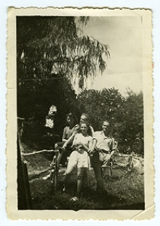 Teresa Szyper (Pola Fajrajzen) wśr&oacute;d grupy os&oacute;b