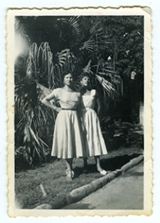 Teresa Szyper (Pola Fajrajzen) ze swoją przyjaciółką