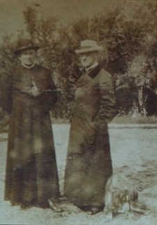 Mężczyźni w majątku ziemskim w Dysie