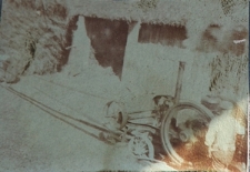 Mężczyzna pracujący przy maszynie do młócenia zboża