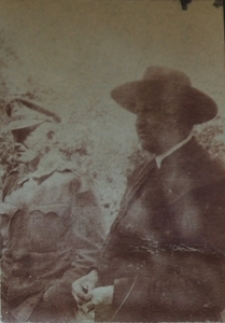 Fotografia dw&oacute;ch mężczyzn przebywających w majątku ziemskim w Dysie