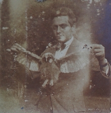 Mężczyzna trzymający sowę