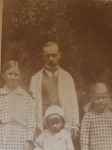 Zdjęcie rodzinne w majątku w Łopienniku