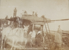 Pracownicy majątku w Łopienniku podczas pracy przy młocarni