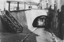 Lublin, Brama Zasrana (Porta Sordida) - widok na mostek z ul. Zamkowej