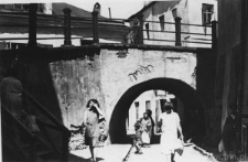 Lublin, Brama Zasrana - ludzie - widok od ul. Podzamcze