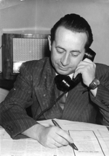 Tadeusz Lutogniewski podczas rozmowy telefonicznej