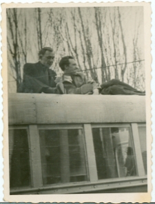 Dziennikarze radiowi na dachu samochodu tramsmisyjnego Polskiego Radia w Lublinie