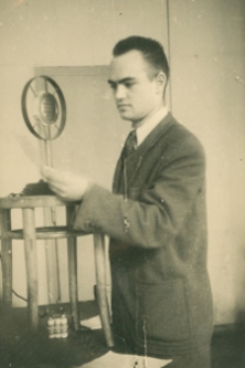 Adam Tomanek przed mikrofonem podczas nagrania w studiu Polskiego Radia