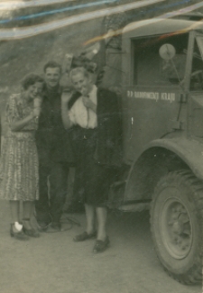 Krystyna Tomanek (Tochman) - żona Adama Tomanka, przy ciężarówce Polskiego Radia