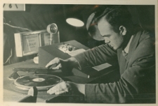 Adam Tomanek przy pracy w studiu Polskiego Radia