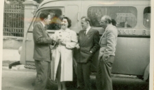 Pracownicy Polskiego Radia przy wozie transmisyjnym, pod willą Polskiego Radia przy ul. Spokojnej