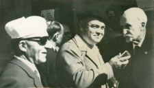 Adam Tomanek podczas wywiadu terenowego