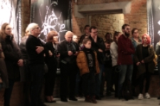 Publiczność na otwarciu wystawy Marka Letkiewicza Planeta Fixia. Poezja wizualna