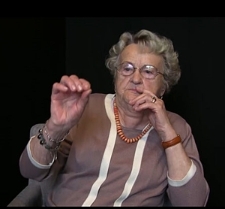 Jak zamknę oczy, to widzę sznur Żyd&oacute;w ubranych w pasiaki i słyszę tupot drewniak&oacute;w - Janina Mizeracka - fragment relacji świadka historii [WIDEO]