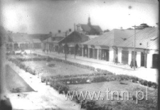 Rynek z widokiem kości&oacute;ła pw. Św. Mikołaja