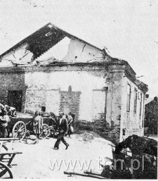 Żydzi hrubieszowscy przy remoncie jednego z domów