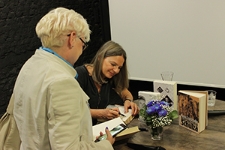 Spotkanie z Agatą Tuszyńską wok&oacute;ł książki &bdquo;Bagaż osobisty. Po Marcu"