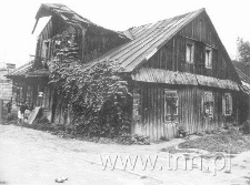 Drewniany , chylący się ku upadkowi dom przedwojennego Hrubieszowa