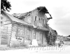 Drewniany, chylący się ku upadkowi dom przedwojennego Hrubieszowa