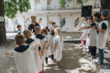 Wolontariuszka Domu Sł&oacute;w na Podw&oacute;rku Alicji w Krainie Czar&oacute;w