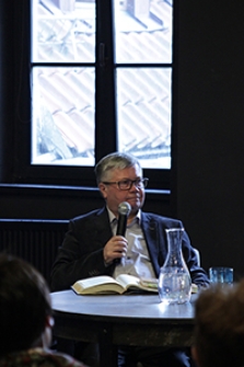 Spotkanie z profesorem Jackiem Leociakiem wok&oacute;ł książki &bdquo;Młyny boże. Zapiski o Kościele i Zagładzie&rdquo;